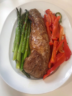 Una foto de Solomillo de cerdo al horno a baja temperatura con verduritas