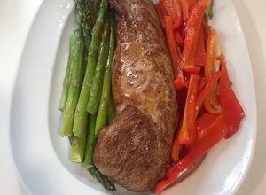 Foto principal de Solomillo de cerdo al horno a baja temperatura con verduritas