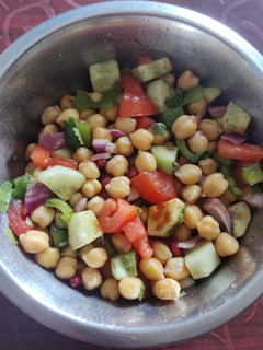 કાબુલી ચણા સલાડ (Kabuli Chana Salad Recipe In Gujarati) રેસીપી મુખ્ય ફોટો