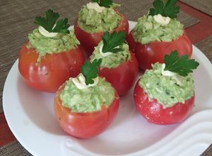 Una foto de Tomates Rellenos de Pollo y Palta