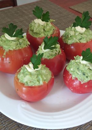 Una foto de Tomates Rellenos de Pollo y Palta