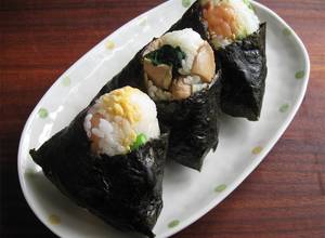 https://img-global.cpcdn.com/recipes/7ee544c0faf423a0/300x220cq70/sushi-onigiri-rice-balls-recipe-main-photo.jpg