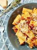 Rigatoni con carne picada sabor chorizo en salsa de tomate