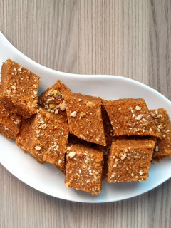 કાટલું પાક (Katlu Paak Recipe In Gujarati) રેસીપી મુખ્ય ફોટો