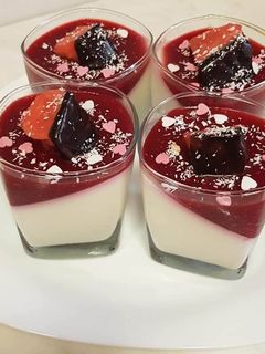 O poză a rețetei Panna cotta cu fructe de pădure.