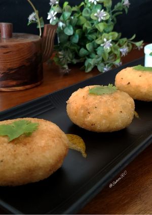 A picture of "Rava Kachori".