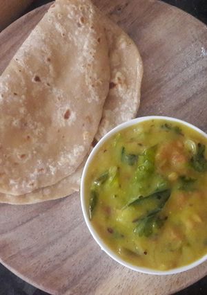 A picture of Bombay chutney onion besan chutney.