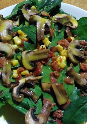 Una foto de Ensalada de espinacas y tocino 🥗🥓