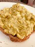 Toast queso cottage y aguacate
