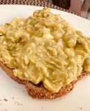 Toast queso cottage y aguacate