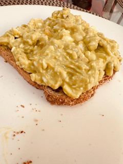 Una foto de Toast queso cottage y aguacate