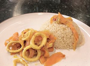 Una foto de El calamar y la quinua son amigos...Un delicioso plato para sorprender