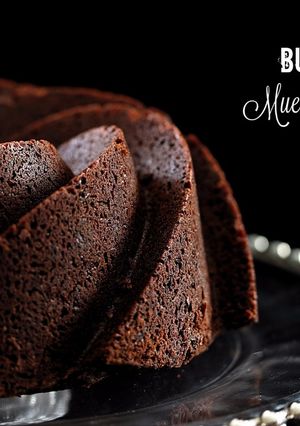 Una foto de Bundt cake muerte por chocolate