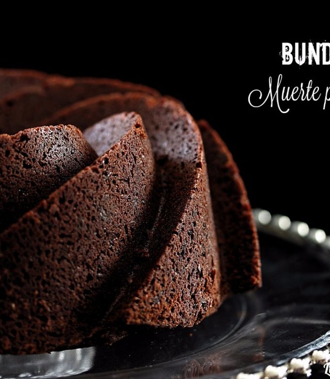 Una foto de Bundt cake muerte por chocolate