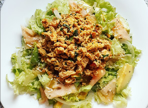 Una foto de Majado de pollo con ensalada verde