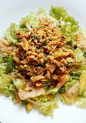 Una foto de Majado de pollo con ensalada verde