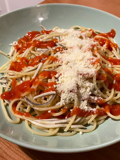 Una foto de Espaguetis con gulas 🍝