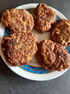 Una foto de Hamburguesa de carne con calabacín y harina de garbanzo jugosa