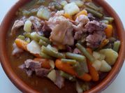 Una foto de cordero con alcachofas