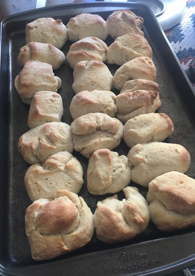 A picture of Ice box rolls.