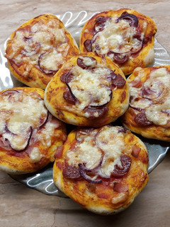 Mini pizza reggelire recept fotója