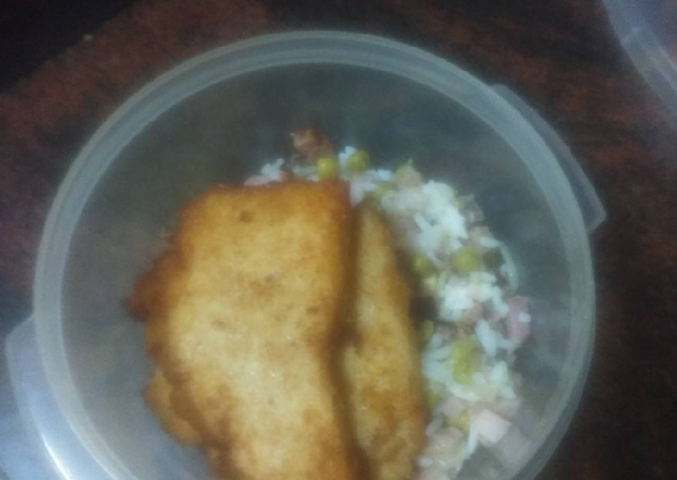 Tupper de pechuga empanada con arroz estilo oriental