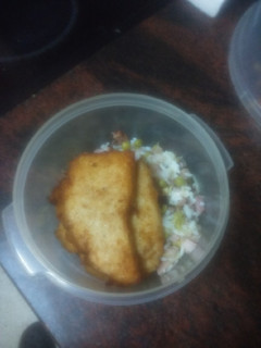 Una foto de Tupper de pechuga empanada con arroz estilo oriental