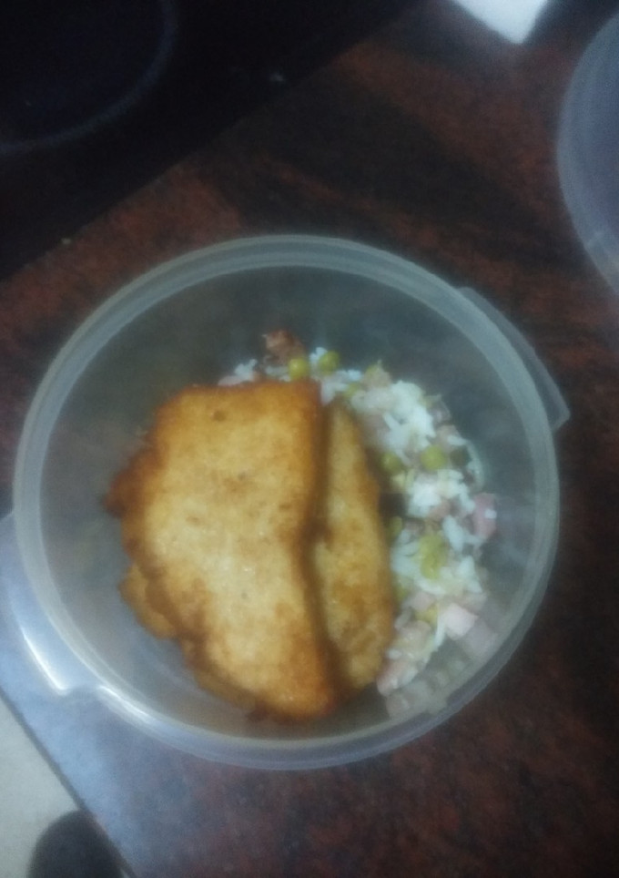 Una foto de Tupper de pechuga empanada con arroz estilo oriental
