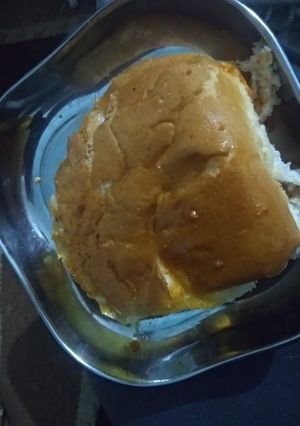 વડા પાઉં(vadapav in Gujarati) રેસીપી મુખ્ય ફોટો