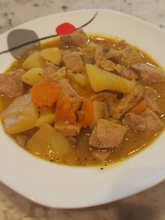 Una foto de Estofado de solomillo de cerdo con patatas y calabaza