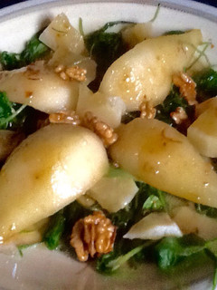 Una foto de Ensalada templada de peras al jengibre con queso, nueces y miel