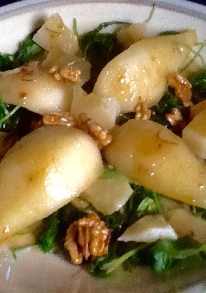 Una foto de Ensalada templada de peras al jengibre con queso, nueces y miel