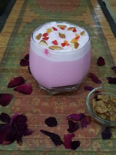 रोज़ गुलकंद शेक (rose gulkand shake recipe in Hindi) रेसिपी मुख्य फोटो