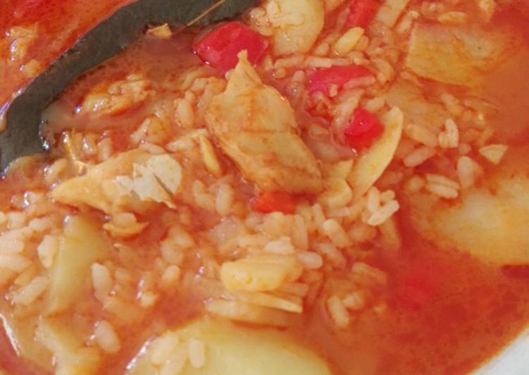 Patatas con arroz y bacalao