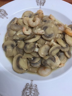 Una foto de Champiñones con gambas al cava