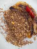 Banana caramelizada com granola