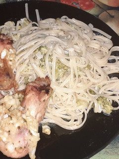 Una foto de Pollo al horno con fideos con brócoli y crema !!!!