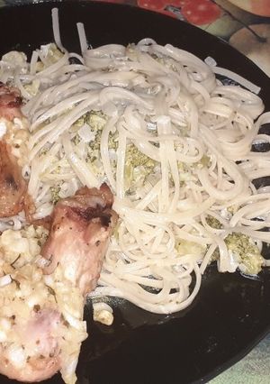 Una foto de Pollo al horno con fideos con brócoli y crema !!!!