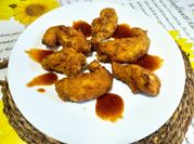 Una foto de alitas de pollo fritas