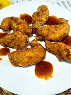Una foto de Alitas de pollo fritas al estilo Kentucky