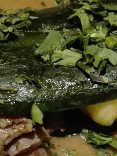 Una foto de Chile relleno de cecina con queso en salsa de frijol