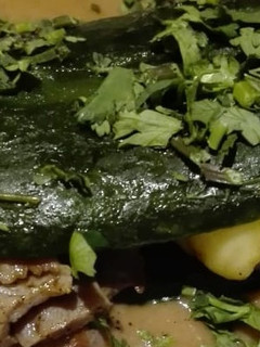 Una foto de Chile relleno de cecina con queso en salsa de frijol