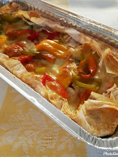 Foto di Torta salata di pasta fillo con peperoni e mozzarella light