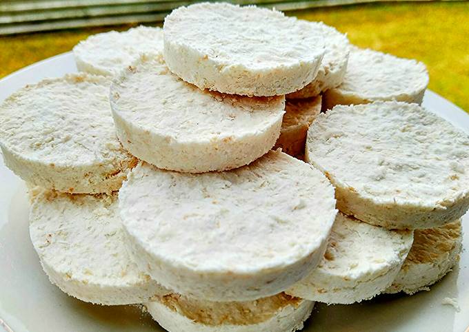 Kue Sagon Tradisional: Potret kue sagon yang renyah dengan tekstur lembut, terbuat dari kelapa parut, tepung ketan, dan gula. Camilan khas nusantara yang penuh kenangan