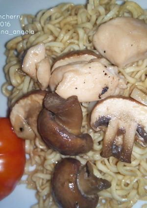 A picture of Chicken and Mushroom Noodles.