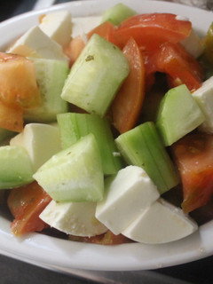 Una foto de Ensalada de tomate, pepino y queso fresco