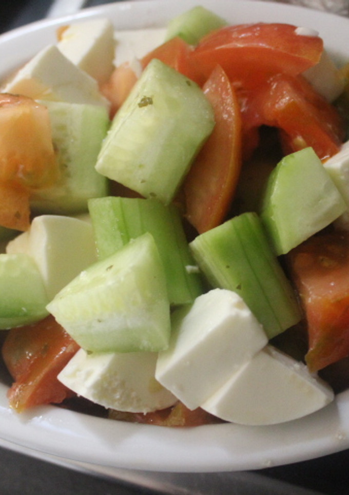 Una foto de Ensalada de tomate, pepino y queso fresco