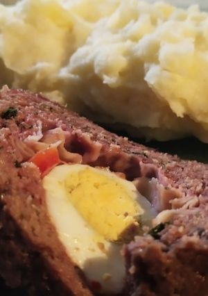 Una foto de 🫑Pan de carne relleno🥚