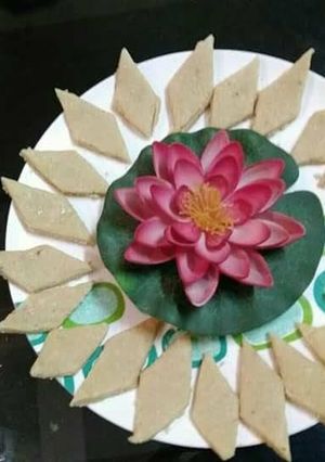 काजू कतली (Kaju katli recipe in hindi) रेसिपी मुख्य फोटो
