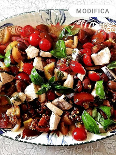 Foto di Bocconcini di spada con insalata di pomodori e olive